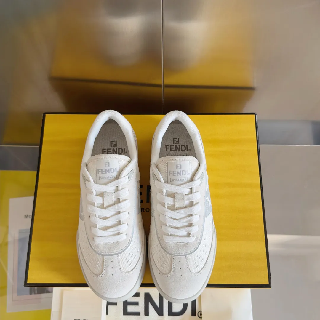 [FENDI] Top P: 720💰 Couple model ▪️ Size: Women's model 35-41 / Men's model 39-45 Top version: Fendi Fendi match series Couple model, film, casual sports shoes, sneakers, original purchase, development and production of these FENDI Match lace-up sports shoes. Small perforations accent the upper. Made of white leather with beige suede details. Matcha green leather FF applique. Rubber sole with FENDI lettering on the side. Comes with exquisite packaging at the counter🛍📦 ▪️ Fabric: Original custom imported first-layer cowhide ▪️ Lining: Imported custom breathable mesh ▪️ Sole: Original molded TPU two-color combination sole ▪️ Sole thickness: 3CM.